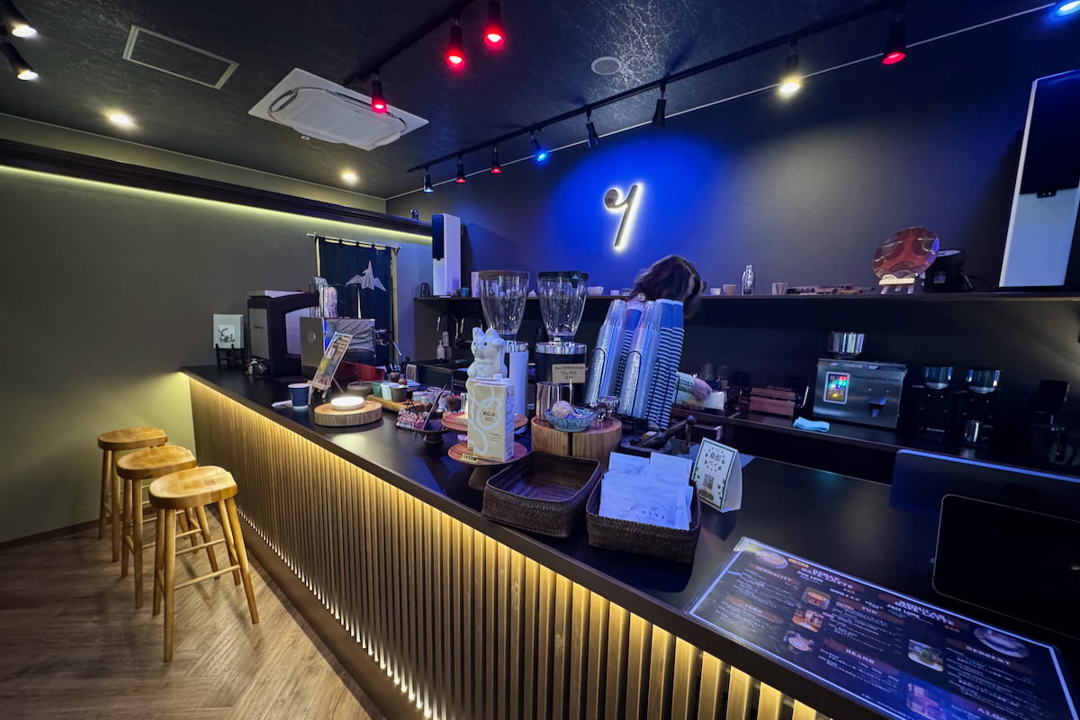 日没以降は、照明を落としてカフェバーのような大人な空間