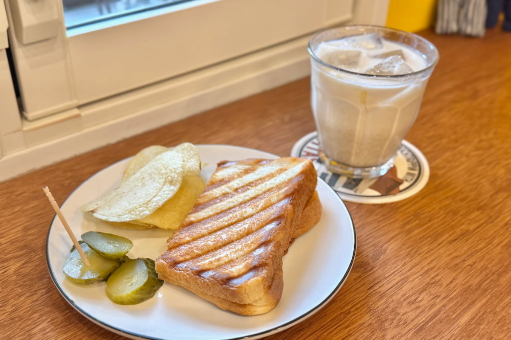 「プルドポークホットサンド(ハーフサイズ)」と「アイスチャイ」