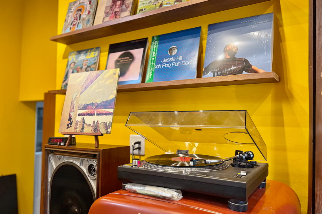 大きなスピーカーとレコードプレーヤー