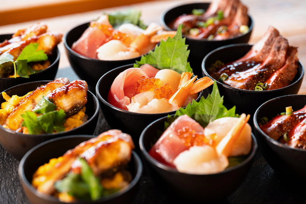 目の前で仕上げるライブキッチン「月替わり丼」