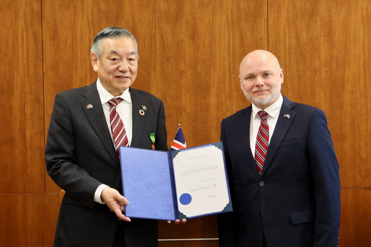多摩市・阿部市長、日本人2人目の「アイスランド外務省名誉勲章」受章 友好関係構築の功績を評価
