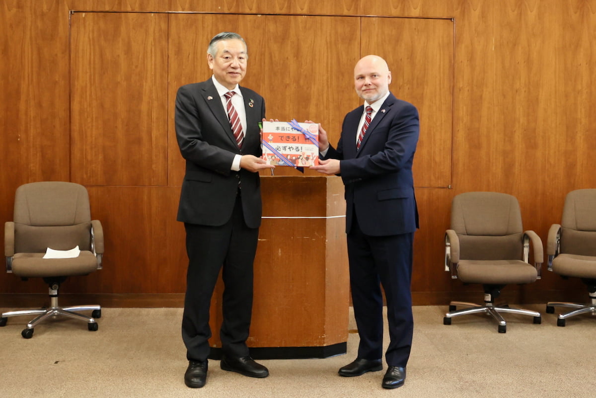 市内小学校にアイスランドの児童書を寄贈