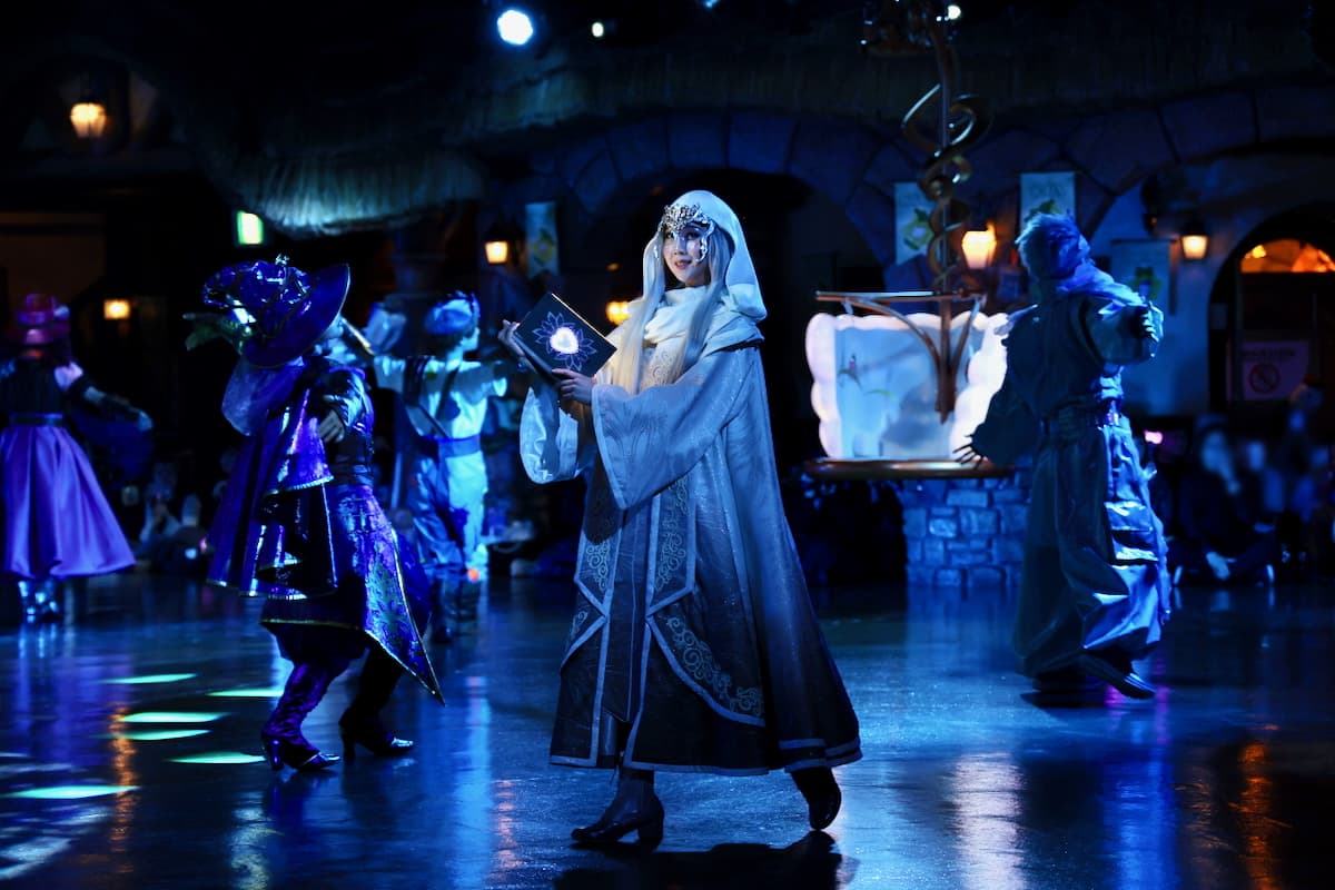 新メインパレード「The Quest of Wonders Parade（ザ クエスト オブ ワンダーズ パレード）」司書