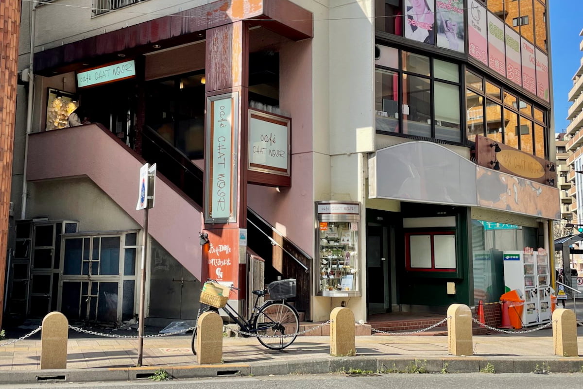 コーヒーハウス・シャノアールがあった京王駅前ビル(2023年撮影)