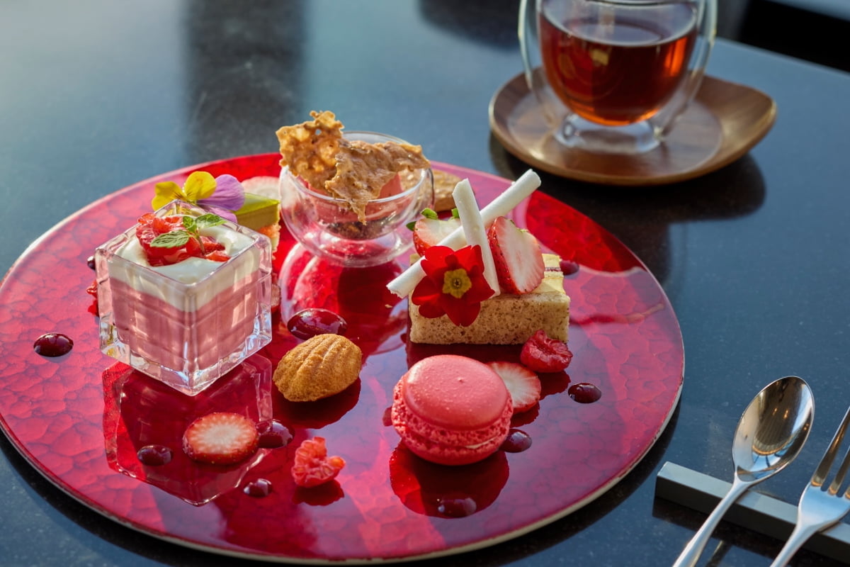 ホテル最上階では季節限定デザートメニュー「苺アンサンブル」も