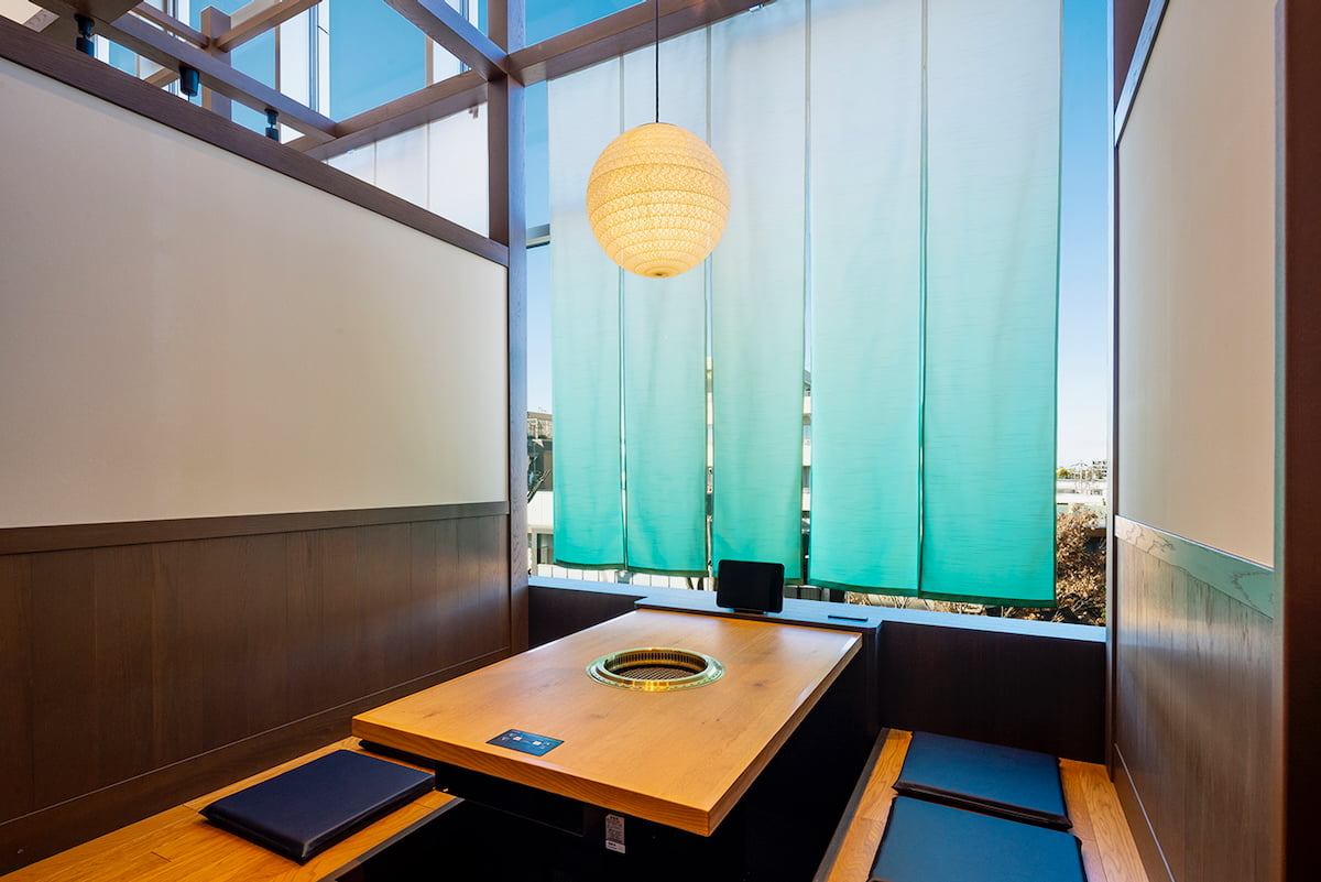 掘り炬燵式の座敷席