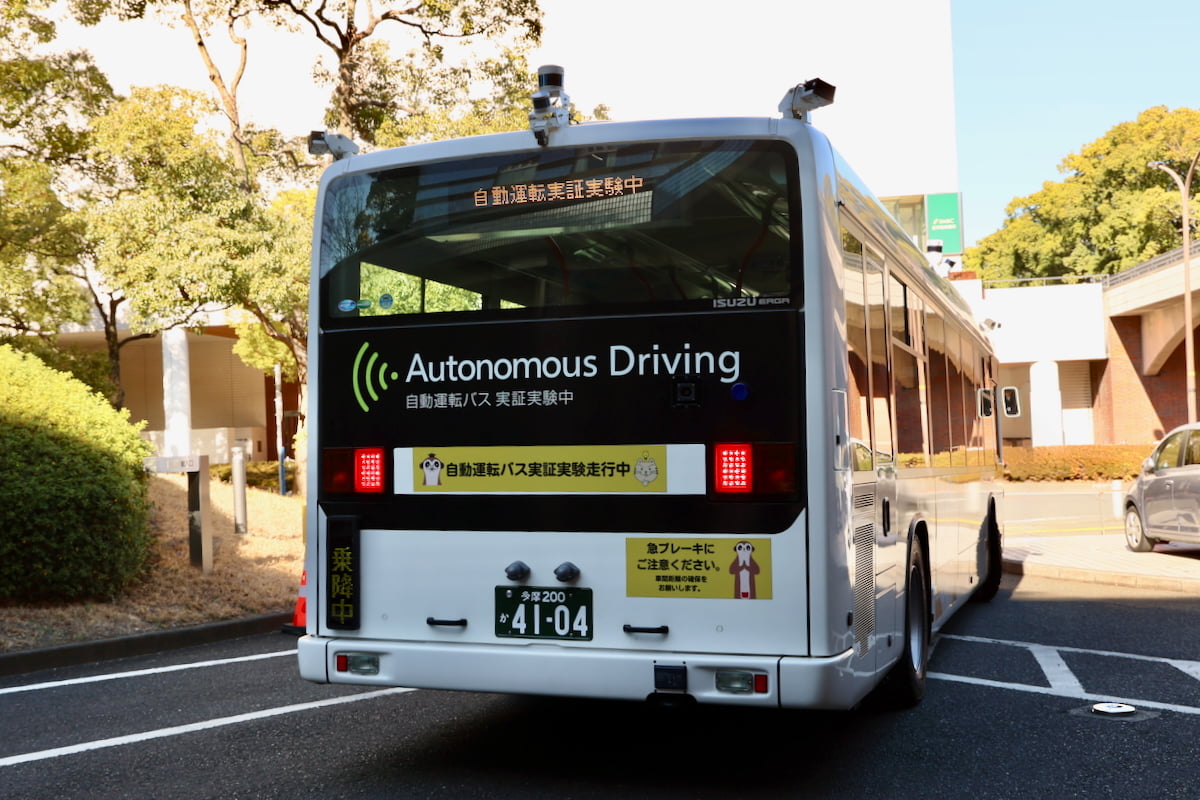 多摩センター駅（7番のりば）から発車いすゞ自動車の大型路線バス「ERGA（エルガ）」