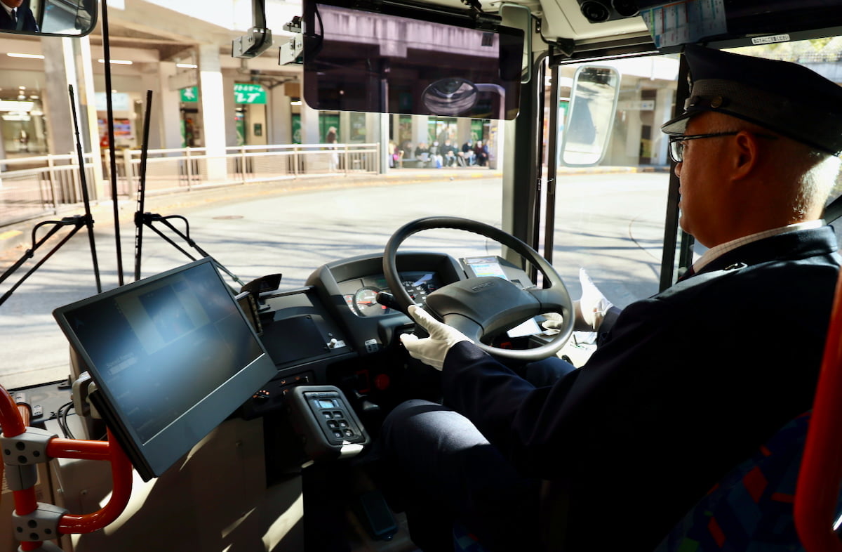 いすゞ自動車の大型路線バス「ERGA（エルガ）」車内　運転席