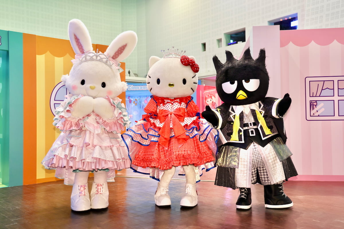 「カラフルピューロランド」推し色に包まれる冬のピューロをレポート｜ウィッシュミーメル、ハローキティ、バッドばつ丸