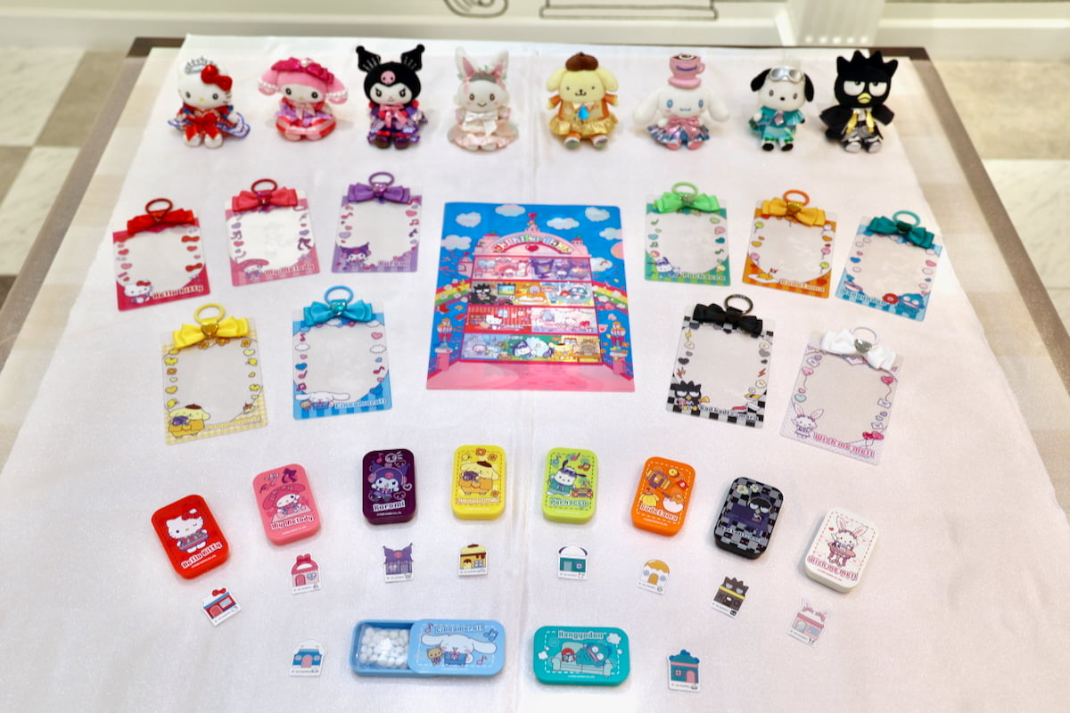 限定グッズは、カラフルなコスチューム姿のキャラクターたちのマスコット（全8種）や、推し活に便利なブロマイドホルダー（全10種）