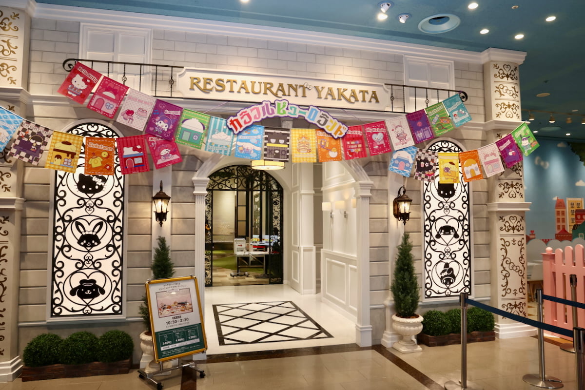 、館内レストランでは「カラフルピューロランド」に合わせた装飾