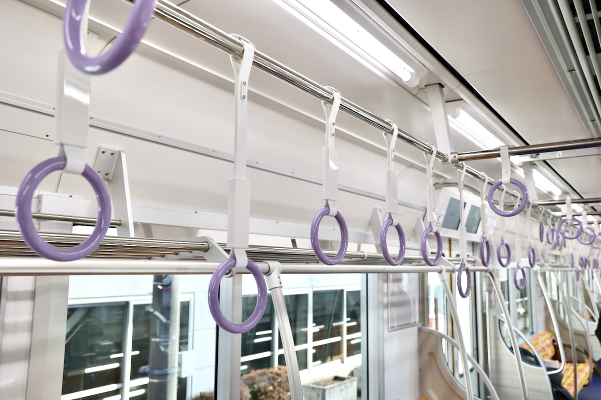 吊り革は淡い紫色。高さや数を既存車両から見直して最適化