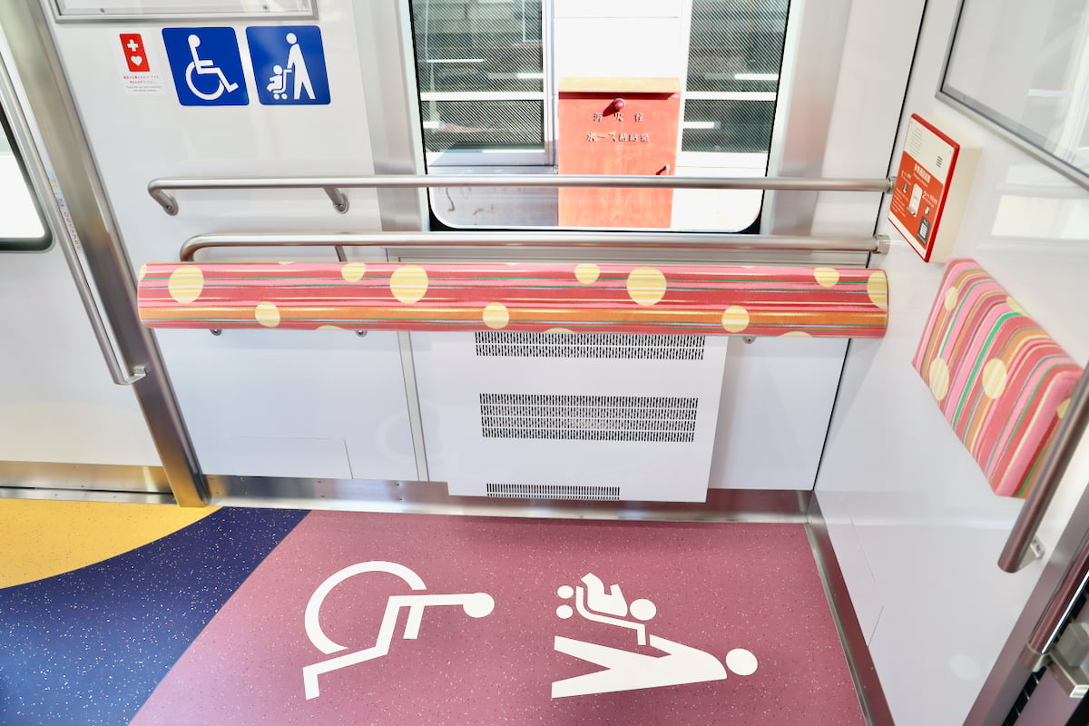2段手すり付き腰当を設置した優先席「おもいやりゾーン」