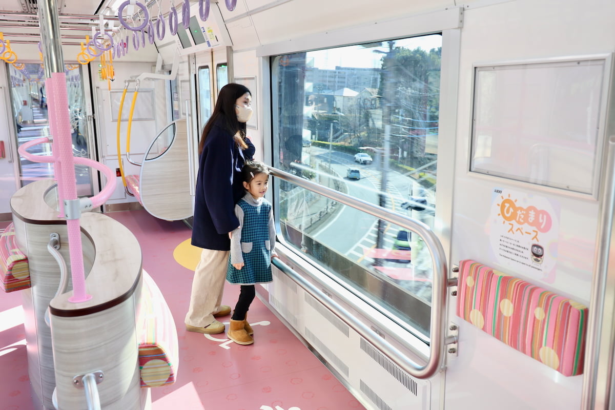 京王2000系　5号車に設置された大型フリースペース「ひだまりスペース」