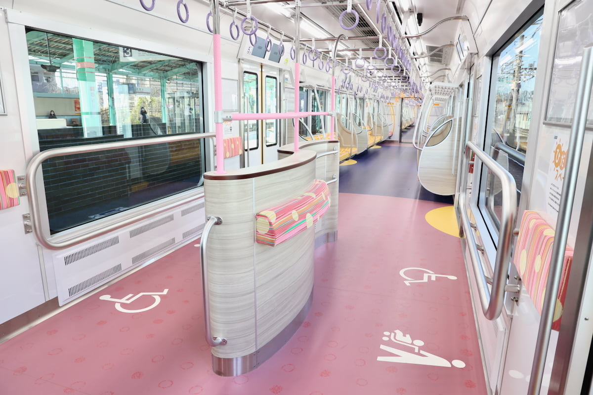 京王2000系　5号車に設置された大型フリースペース「ひだまりスペース」