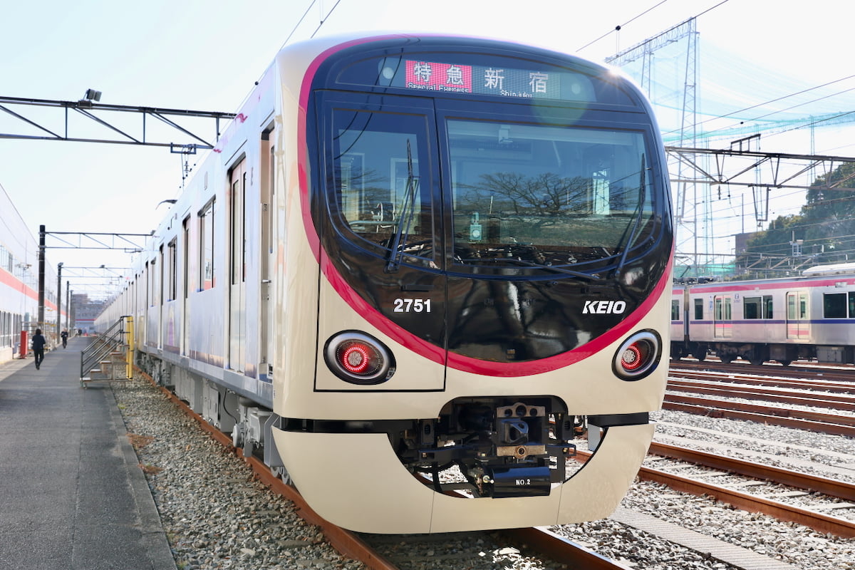 京王電鉄 新型通勤車両「2000系」試乗会レポート！大きな窓の“ひだまりスペース”を体験してきた