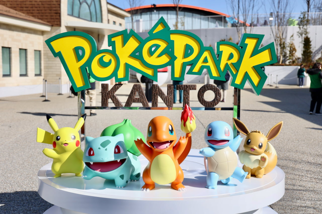 広場にはピカチュウにイーブイ、フシギダネ、ヒトカゲ、ゼニガメといったおなじみのポケモンたちがお出迎え