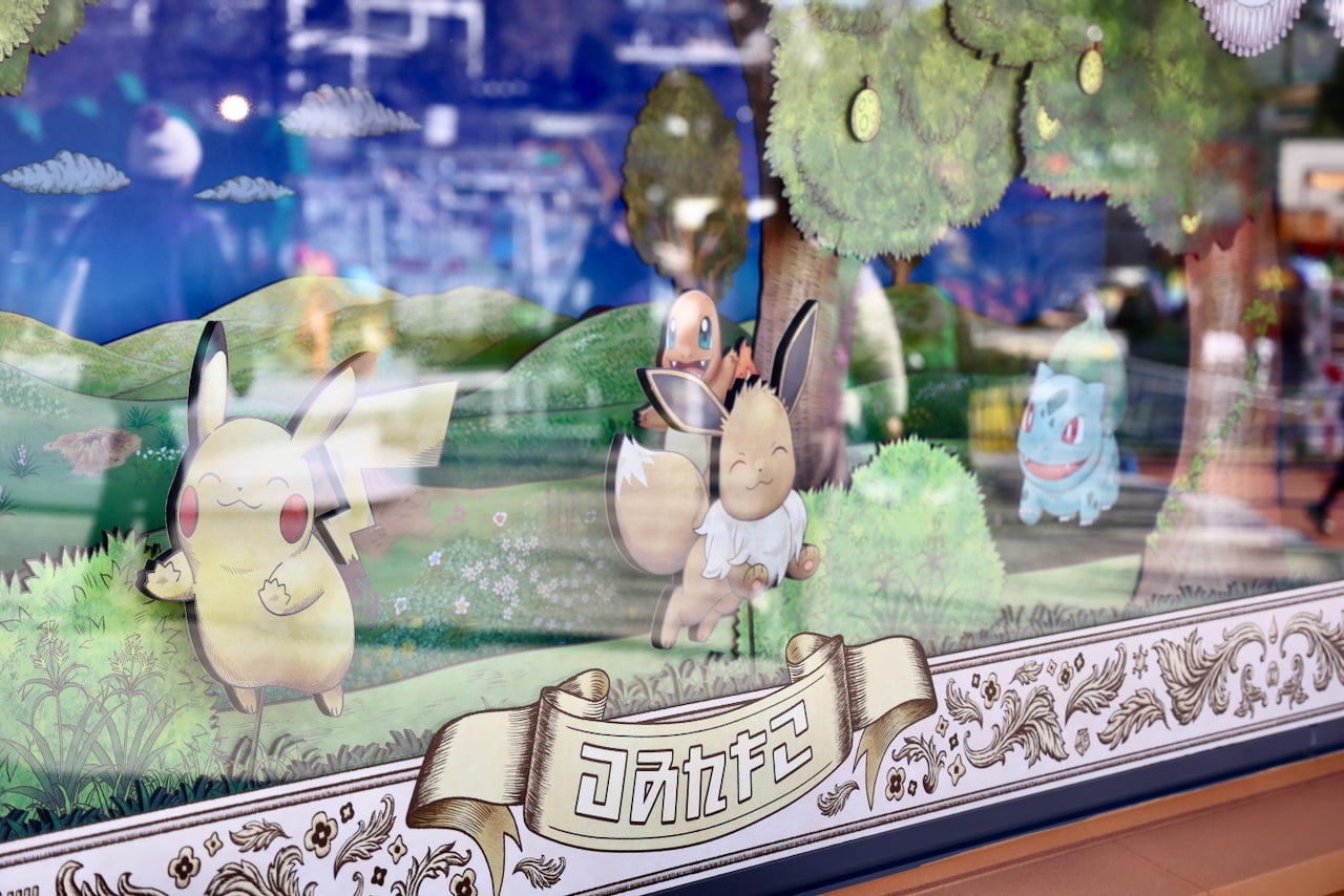 「ポケモンだいすきショップ」の建物の横には、ポケモンたちが動くウィンドウ