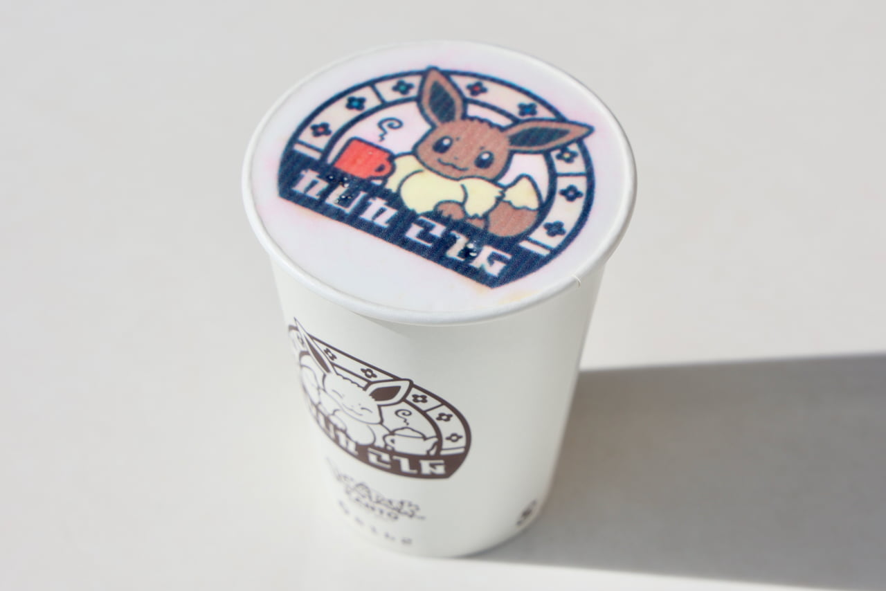 「イーブイ(カップ)」をラテアートした「カフェオレ(ホット/800円)」