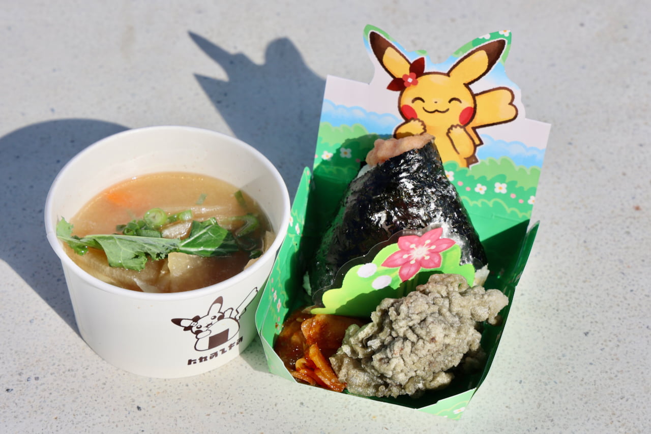 おにぎり「めんたいこ&クリームチーズだし醤油漬け」(800円)と具だくさんとん汁(700円)