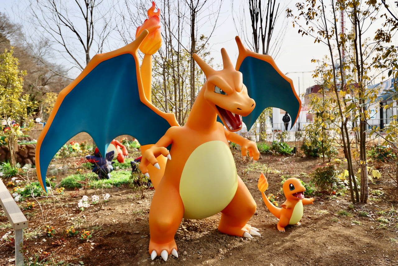 自然の中を歩く体験エリア「ポケモンフォレスト」リザードンとヒトカゲ