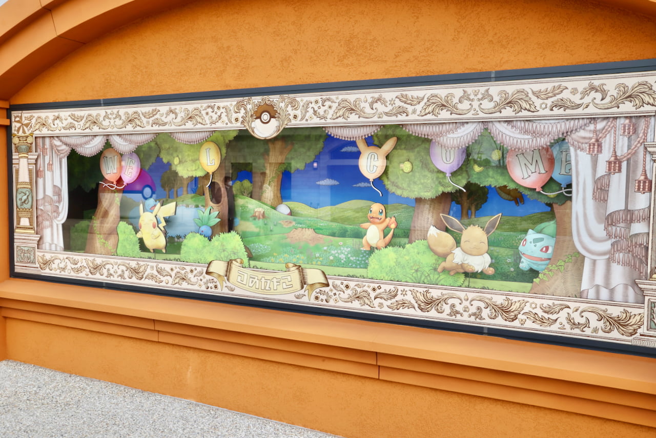 「ポケモンだいすきショップ」の建物の横には、ポケモンたちが動くウィンドウ