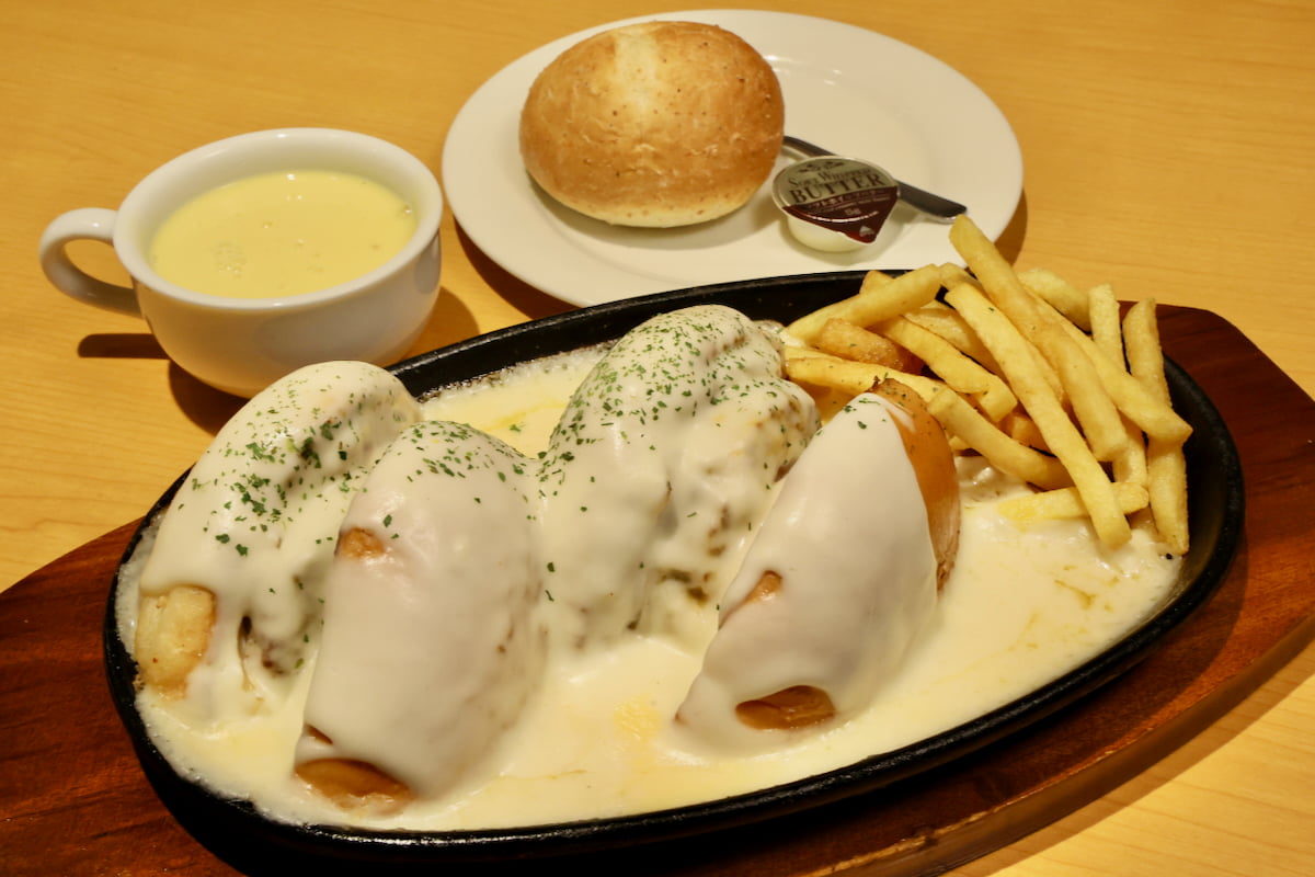 チーズソースで埋まる「チーズまみれバーガー」