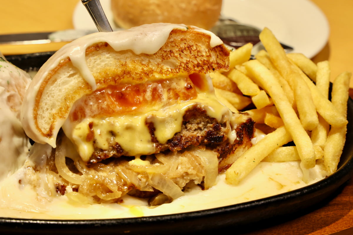 チーズソースで埋まる「チーズまみれバーガー」