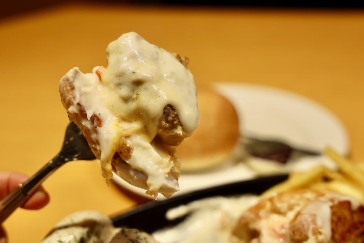 チーズソースで埋まる「チーズまみれバーガー」