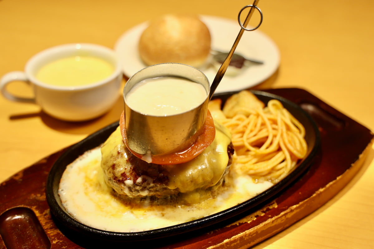 チーズソースに包まれた「チーズヴェールハンバーグ」