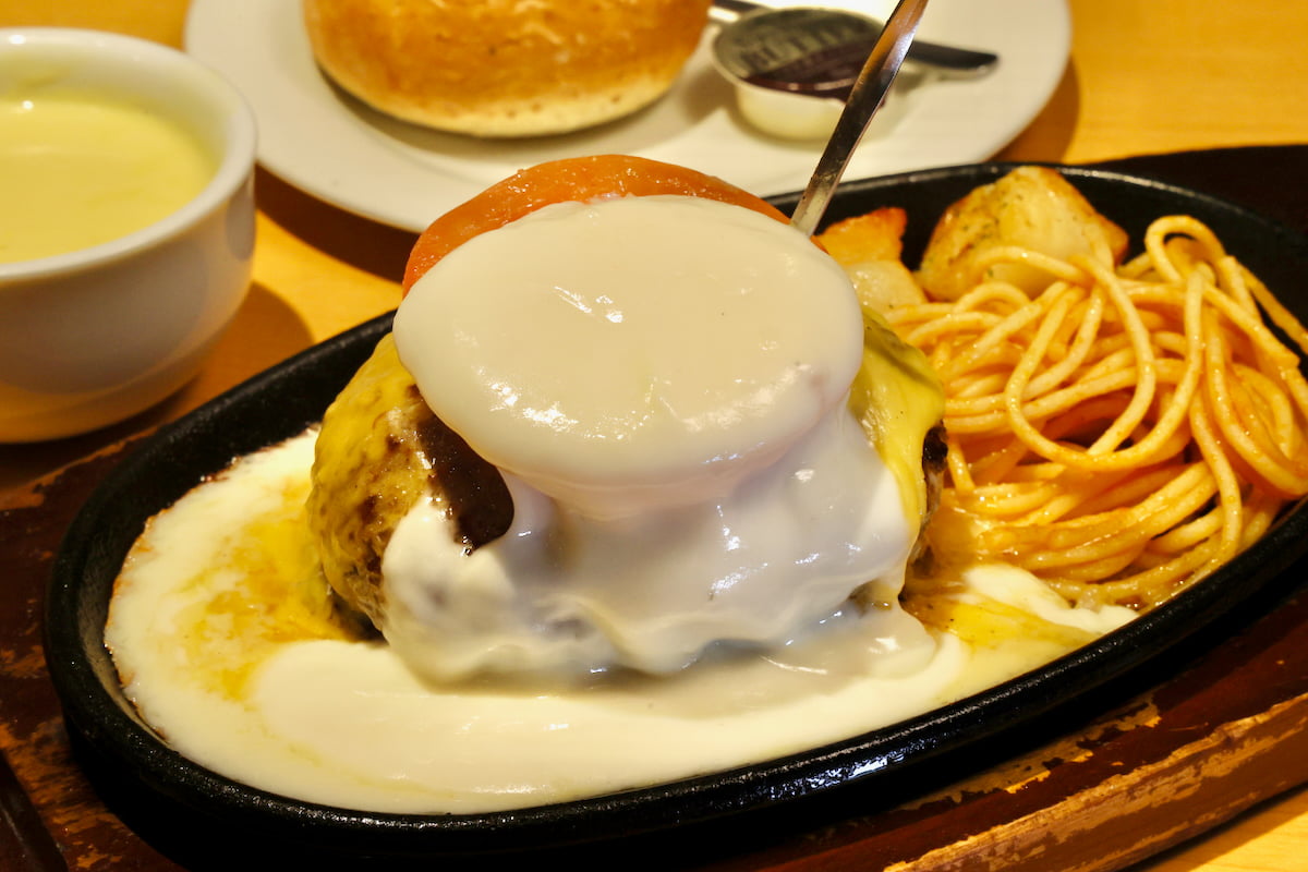 チーズソースに包まれた「チーズヴェールハンバーグ」