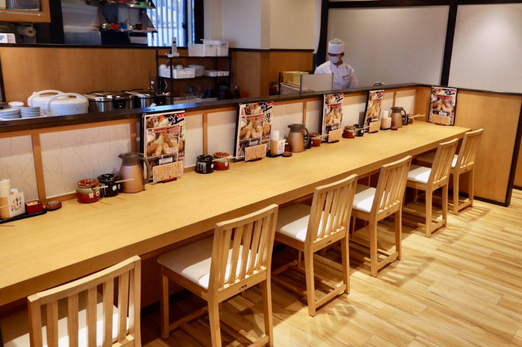 「厚切りとんかつ よし平 東大和店」の店内