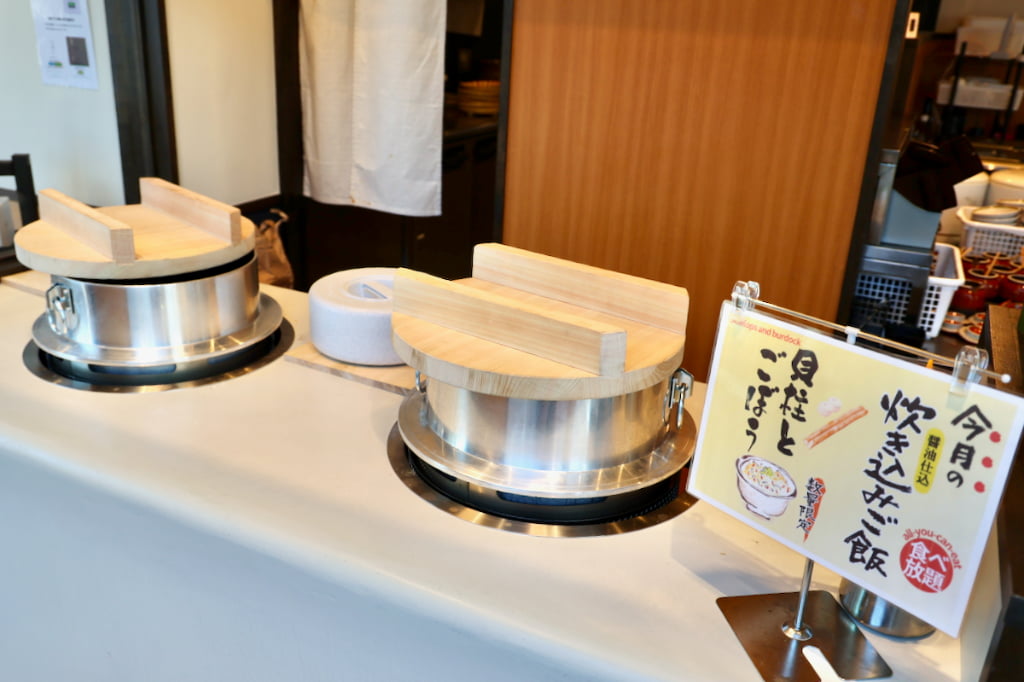 ご飯は新潟産コシヒカリを店内で精米して大きなかまどで炊き上げ