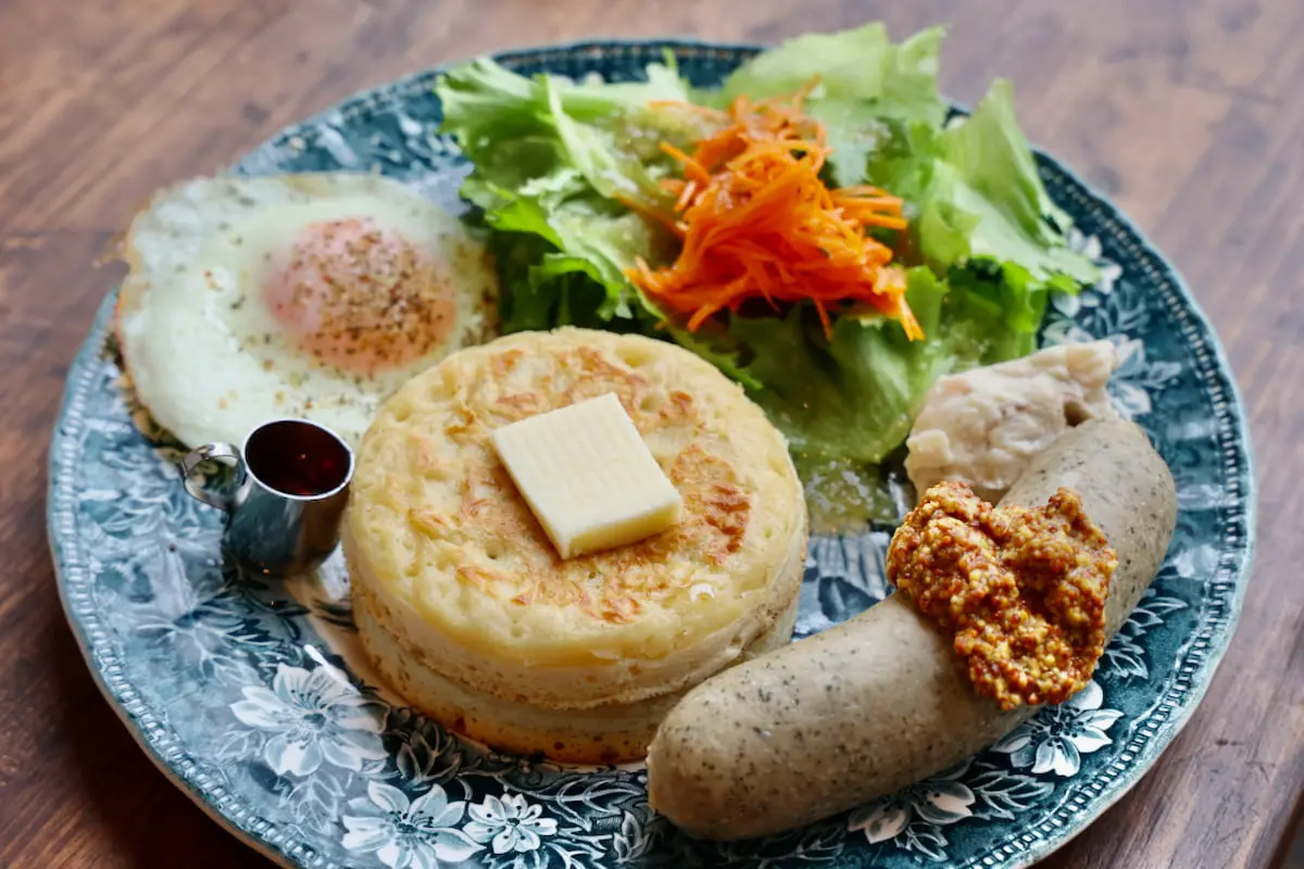 PUDDLEBY（パドルビー）のクランペットとソーセージのプレート