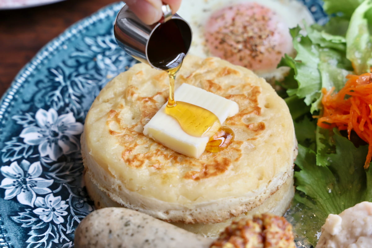 PUDDLEBY（パドルビー）のクランペットとソーセージのプレート