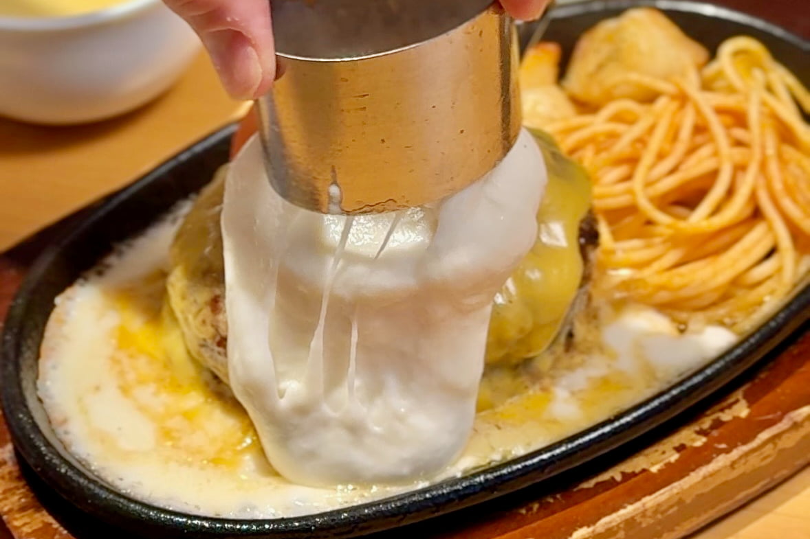 チーズソースに包まれた「チーズヴェールハンバーグ」