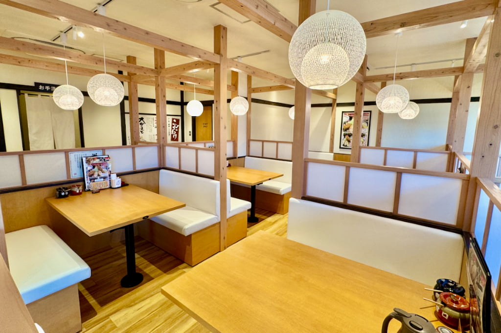 「厚切りとんかつ よし平 東大和店」の店内