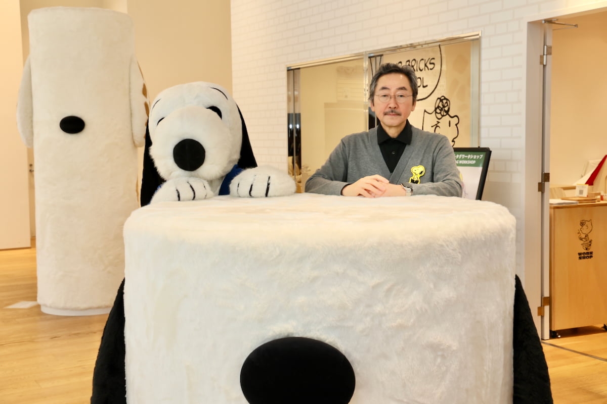 スヌーピーと館長の中山三善さん