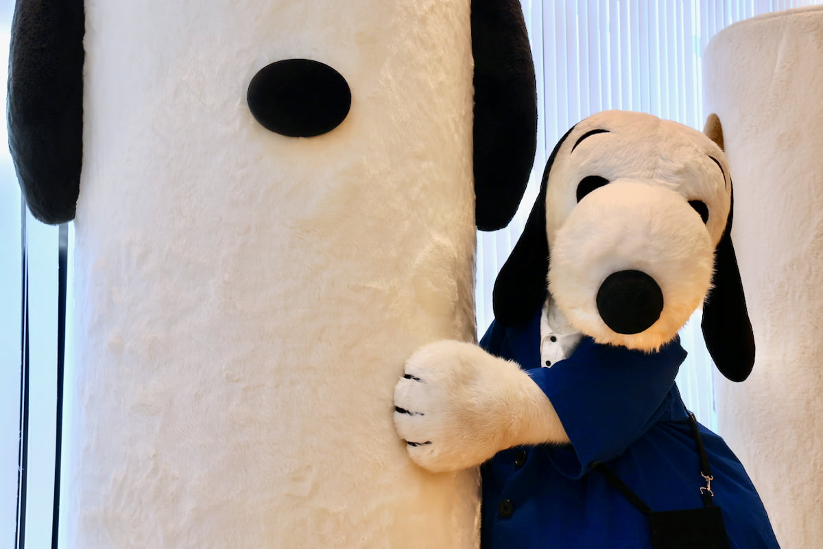 ふかふかきょうだいに抱きつくスヌーピー