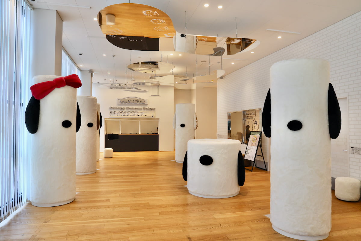 ハグして写真も！エントランスに「ふかふかきょうだい」が登場