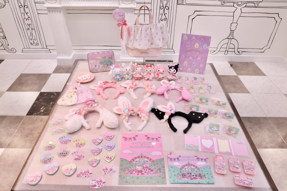 館内ショップには、キャラクターたちとお揃いの飾りがついたカチューシャやマスコット