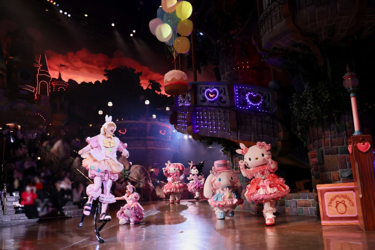 キャラクター「ポップ」がアクロバティックな大ジャンプでケーキをキャッチする