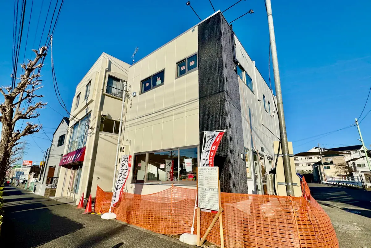 多摩市関戸の町中華「銀龍」が4/9(木)リニューアルオープン予定！“赤いカウンター”はそのままにテーブル席や製麺室も新設