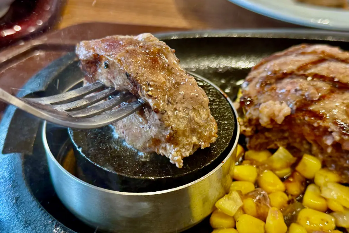 人気No.1の名物「”牛肉100%!!”弾丸ハンバーグ」をいただきます