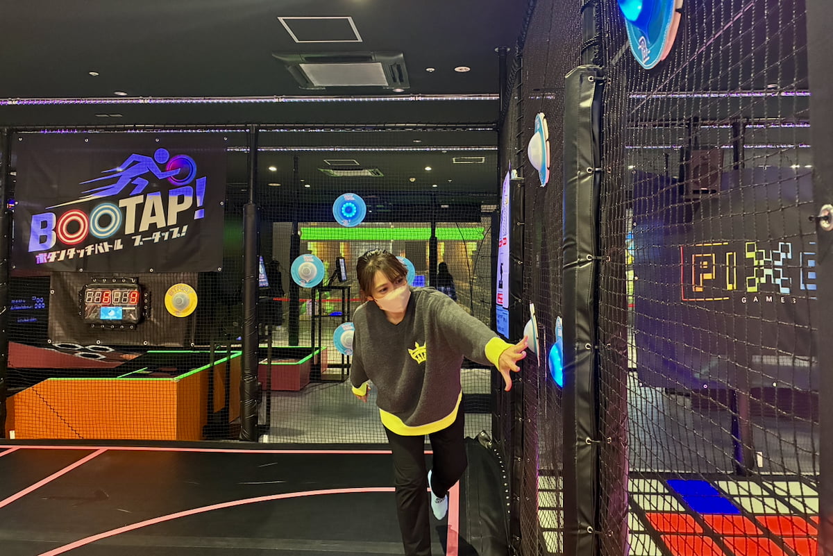 エアマットで跳ねて競って早押し対決「BOOTAP！（ブータップ！）」