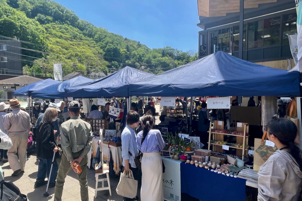 高尾山口駅前広場などで「作家市」が5/3(日祝)から開催！ものづくり作家28名集結　2025年度開催の様子