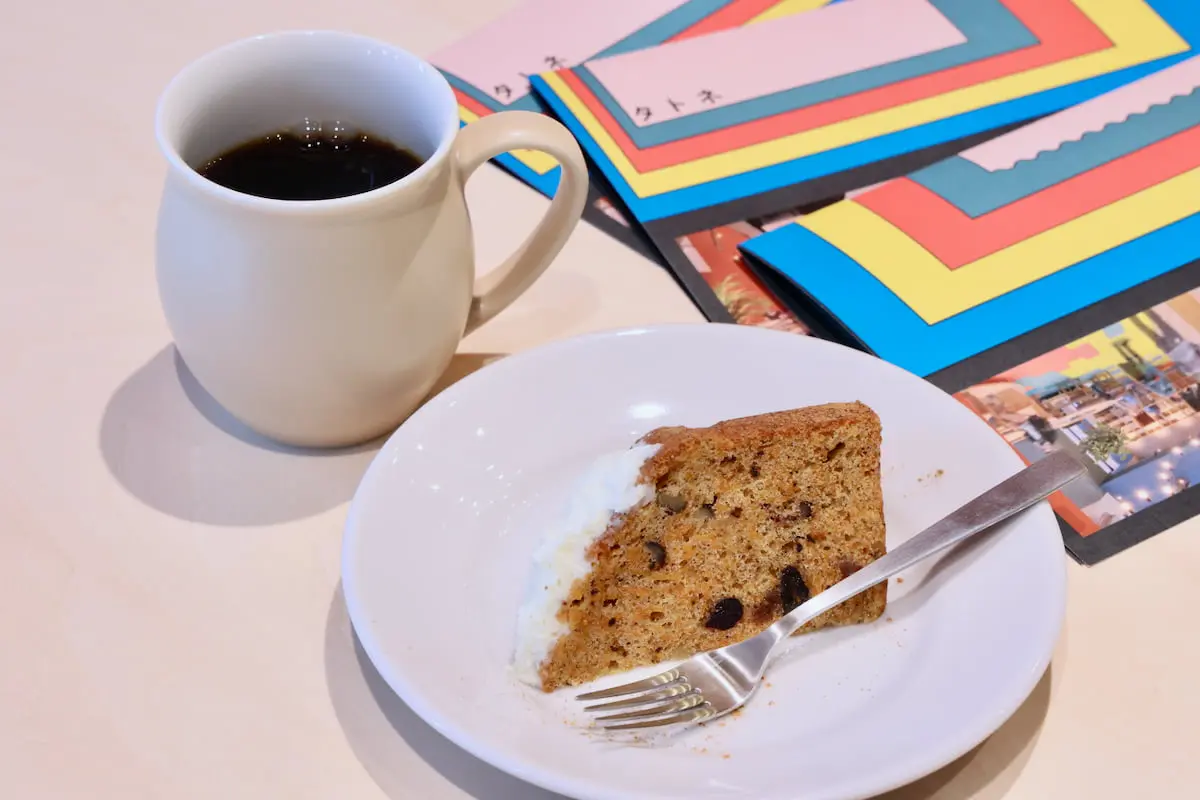 「タトネ tatonner」のカフェ キャロットケーキとドリップコーヒー