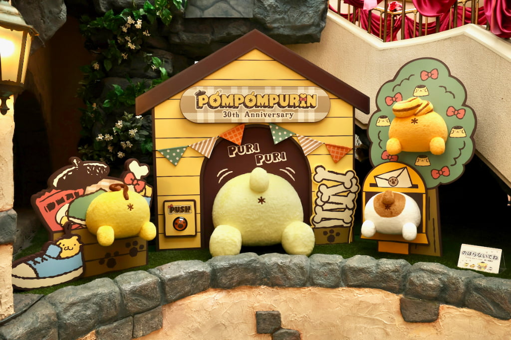 3階エントランスの階段脇には、ポムポムプリンのおしりやチームプリンのおしりのフォトスポット