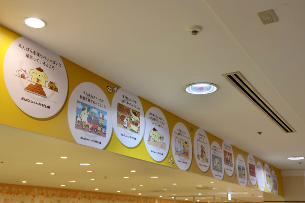 1階の「キャラクターフードコート」では“くいしんぼうすぎるよ展”