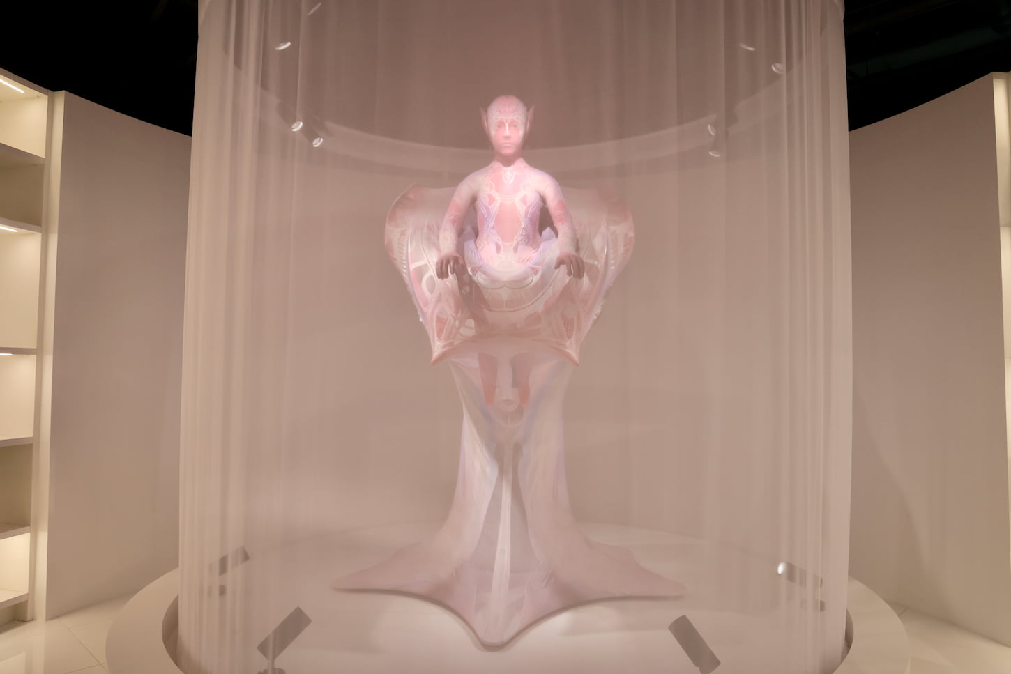 大阪・関西万博の人気展示が多摩センターに移設！アンドロイドお披露目会にミャクミャク登場メインアンドロイド「MOMO」